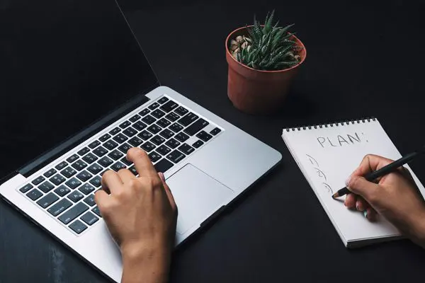 Sous-traitance de la rédaction web : Trouver le juste équilibre entre qualité et coût